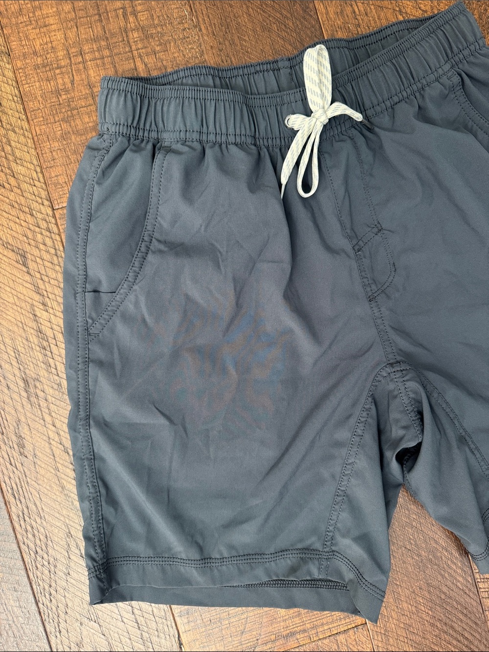 Vuori Men’s Kore Short in Grey Lined - Picture 3 of 7